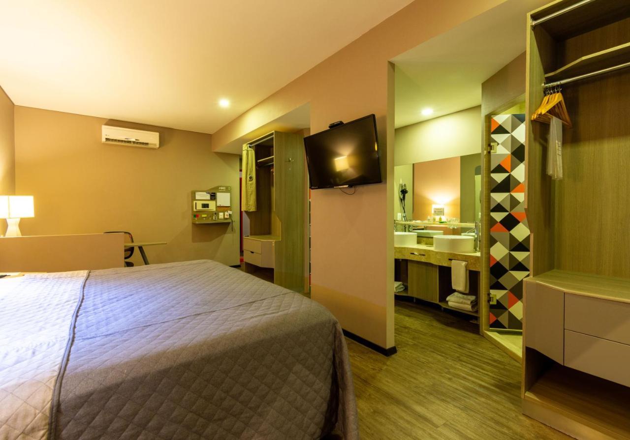 Hotel Glow Point - Mulza Леон Экстерьер фото